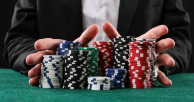 poker-poios-einai-o-nikitis-tis-varkelonis-poy-kerdise-perissotera-apo-1-000-000e